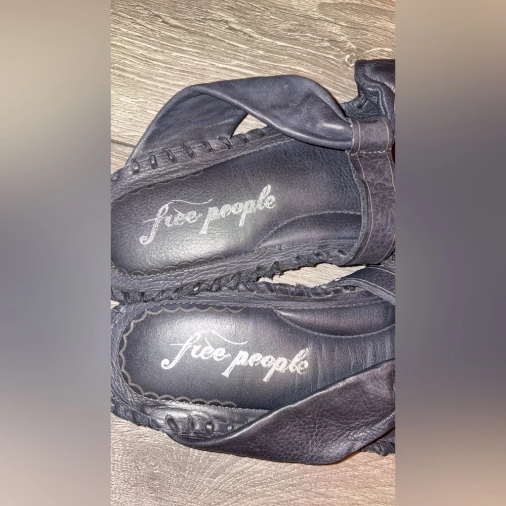 Free People Abilene Navy Blue Leather Sandals Size 38/ 7.5 Women’s One Toe Strap - Picture 3 of 6